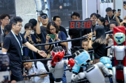 人形机器人“杀疯了”:花拳绣腿秀翻天,特斯拉光环褪色? | WAIC 观察 人形机器人“杀疯了”:花拳绣腿秀翻天,特斯拉光环褪色? | WAIC 观察