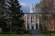 施压升级！特朗普政府威胁哈佛大学：将失去招收外国学生资格