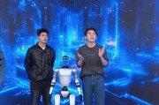 宇树科技机器人亮相李佳琦直播间 现场上演“人机走秀大战”