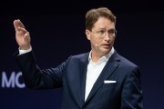 外媒:奔驰CEO敦促欧盟推迟对中国电动汽车加征关税,称“需要更多自由贸易,而非新贸易壁垒” 外媒:奔驰CEO敦促欧盟推迟对中国电动汽车加征关税,称“需要更多自由贸易,而非新贸易壁垒”